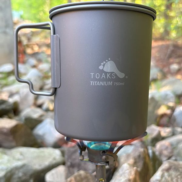 Toaks 750 ml op brander 750 ml pannetje op brander