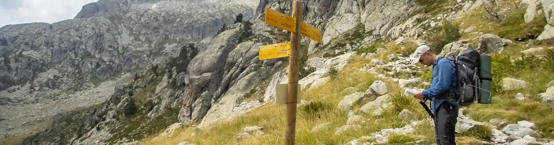 Wandelaar met rugzak in bergachtig landschap